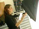 Simone Lichtenegger bei der Arbeit im Studio an einer Fotogeschichte über Karrieremöglichkeiten beim Bundesheer.
