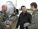 Verteidigungsminister Darabos im Gespräch mit F-5-Piloten, die vorführten, wie sie ein fremdes Flugzeug zur Landung zwingen.