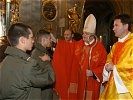 Militärbischof Werner spendet das heilige Sakrament der Firmung.