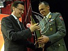 Brigadier Pronhagl ist der 'Soldier of the Year', Minister Darabos gratuliert.