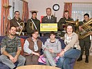 Die SOS Kinderdorf Familie und das Bläserquartett der Militärmusik.