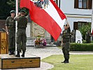 Zum Festakt hissen die Soldaten die Dienstflagge.