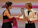 Kathrin Zettel, l., gratuliert Elisabeth Osl zum dritten Platz.