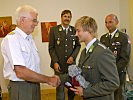 Der Salzburger Militärkommandant gratuliert Ludwig Paischer.