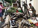 Die Soldaten helfen, die überfluteten Häuser wieder bewohnbar zu machen.
