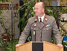Oberst Zöllner begrüßt die Gäste in der Belgier-Kaserne.