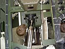 Ein Ladeschütze befördert eine Granate in den Laderaum des Simulators.