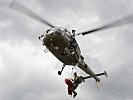 Ein Flugretter und ein Verletzter werden von der "Alouette" III des Bundesheeres geborgen.