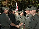Konzett begrüßt die neuen Offiziere und Unteroffiziere in den Reihen der Brigade.