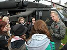 Reges Interesse zeigten die Schüler am "Black Hawk"-Helikopter des Bundesheeres.