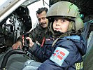 Neuer Pilot: Der 7-jährige Philipp Regensburger aus Wien im Cockpit eines AB-212 Hubschraubers.