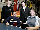 Norbert Darabos (2.v.r.) und Ex-Heeressportler Werner Schlager (l.) mit zwei der Tischtennis-Cracks.