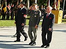 Beim Abschreiten der Front: Bundesrat Bieringer, Generalmajor Kritsch, Landtagspräsident Holztrattner.