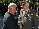 Generalmajor Kritsch überreicht Landtagspräsident Holztrattner die Erinnerungsurkunde.