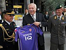 Militärattaché Brigadier Landi übergibt dem Jubilar ein Trikot des Fußballclubs Fiorentina.