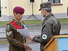 Staff Sergeant Chiddle erhält von Oberst Lasser das Dekret zum Heeresbergführer.