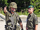 Miliz in Action: Einer der Kommandanten erläutert Oberstleutnant Rennhofer (r.) die Übungssituation.