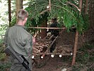Die Rekruten lernten, Feuerholz vor Feuchtigkeit zu schützen.
