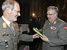 Prof. Bgdr i.R. Urrisk-Obertynski (l.) übergibt das erste Exemplar des Buches an Generalmajor Christian Ségur-Cabanac, den Leiter der Einsatzsektion.