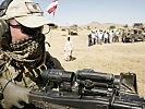 Nichts kann das Motto des Bundesheeres "Schutz und Hilfe" besser darstellen: Ein Soldat des Jagdkommandos schützt im Tschad österreichische Sanitäter während der Verteilung von lebensnotwendigen Medikamenten.