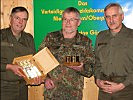 Eine oberösterreichische Stärkung zum Abschied: Oberstleutnant Hans Joachim Klotz (mitte) flankiert von Oberst Alexander Barthou (l.) und Oberst Helmuth Plieschnegger, beide vom Militärkommando OÖ.