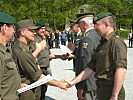 Die Kompanie-Kommandanten erhielten Erinnerungsurkunden als Andenken.