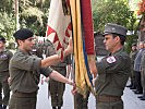 Bereits im September 2008 gab Major Schmid (l.) die Standarte des Bataillons an Brigadier Konzett zurück.