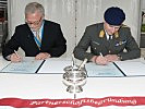 Vorstandsdirektor Heinz Kaupa und Brigadier Franz Reißner unterzeichneten die Urkunden.