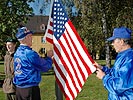 US-Veteranen hissen in Hörsching die amerikanische Flagge.