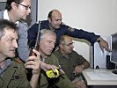 Mit dem gemeinsamen Funksystem wird die Zusammenarbeit der Blaulichtorganisationen weiter verbessert. Im Bild: Einsatzkräfte während einer gemeinsamen Übung.