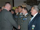 General Ertl verleiht 23 ehemaligen UNO-Soldaten ihre Erinnerungsmedaillen.
