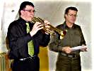 Vollste Konzentration: Florian Piereder versucht Vizeleutnant Wimmer von seinem Können auf der Trompete zu überzeugen.