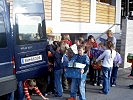 Die Schüler der Volksschule in Obertilliach beladen das Bundesheerauto selbst
