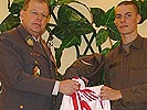 Oberst Heinz Hufler (.) hilft Rekrut Clemens Walch beim Tauschen des Red Bull-Trikots gegen eine Bundesheer-Uniform.