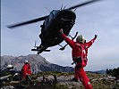 Maßarbeit: Ein Firefighter weist einen AB-212 Helikopter des Heeres zur Landung ein.