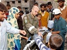 Humanitäre Einsätze werden in Zukunft für das Militär eine noch größere Rolle spielen als bisher. Im Bild: Ein Soldat des Bundesheeres versorgt die Bevölkerung in Pakistan mit Trinkwasser.