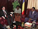 Beim Treffen mit Premierminister Nouradine Delwa Kassiré Koumakoye (r.).