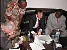 Darabos mit dem tschadischen Generalstabschef und dem Staatssekretär des Verteidigungsministers.