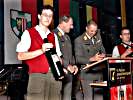 Generalmajor Kurt Raffetseder (l.) und Brigadier Robert Prader öffnen die ersten Flaschen 'Weißer und Roter Schuss'.
