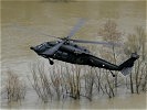 Ein 'Black Hawk'-Hubschrauber über einem Hochwassergebiet (Zum Vergrößern anklicken!)