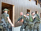 Die Soldaten bei der Ausbildung im Häuserkampf... (Bild öffnet sich in einem neuen Fenster)
