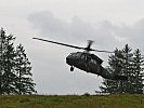 Ein S-70 "Black Hawk" landet Infanteristen an. (Bild öffnet sich in einem neuen Fenster)