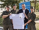 Minister Doskozil überreichte das erste "MilizT-Shirt". (Bild öffnet sich in einem neuen Fenster)