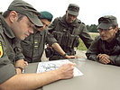 Milizoffiziere des Bataillons besprechen die Lage bei der Übung "EURAD" . (Bild öffnet sich in einem neuen Fenster)