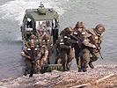 Soldaten gehen von einem Boot an Land