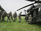 Soldaten steigen in einen Hubschrauber ein