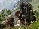 Soldaten mit Panzerabwehrlenkwaffensystem im Gebirge