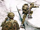 2 Gebirgsjäger beim Aufstieg im Eis