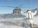 Black Hawk im Landeanflug im Gebirge