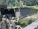 Pioniere bauen eine Behelfsbrücke.